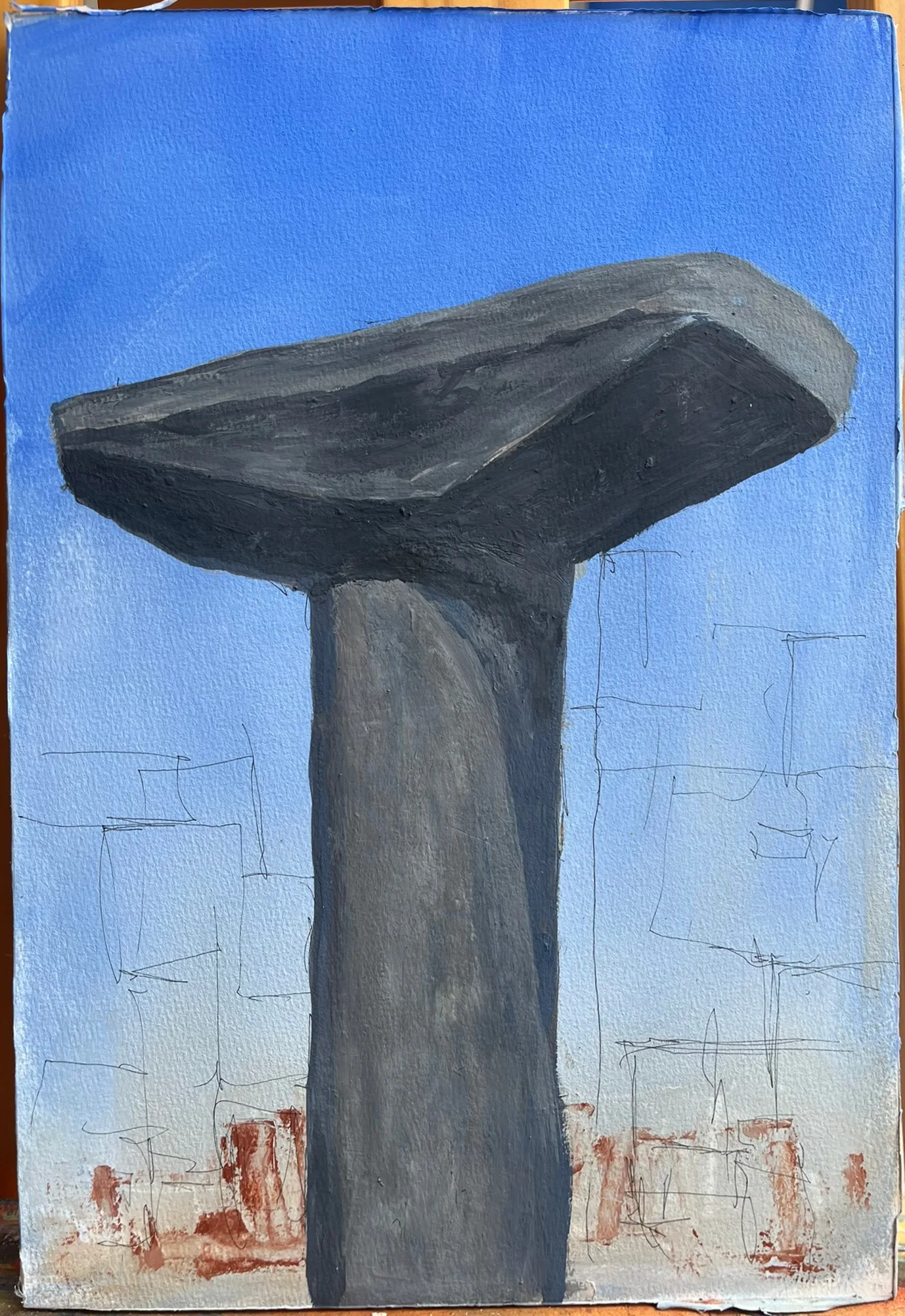 Una gran columna de concreto en forma de T vista desde abajo contra un cielo azul, sobre trazos finos de edificios y marcas rojizas.